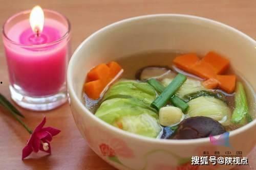 大爷吃瓜喝汤,吃瓜喝汤，乐享晚年时光