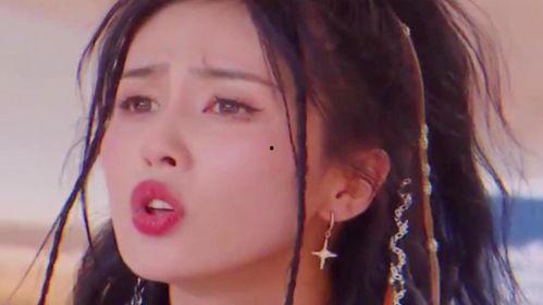 白鹿吃瓜吹口哨