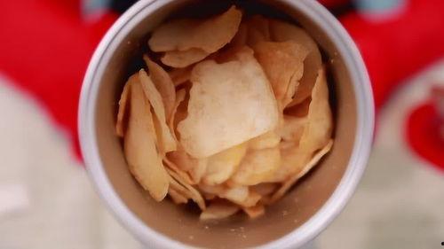 打开薯片吃瓜,轻松享受休闲时光